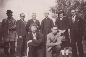 De g à dr L.Pertué, L.Milet, C.Bouvier, L'abbé Leforestier, A. Folliot, A. Claude et à genoux, P.Duchêne et A. Lardeux dans Rouget le Braconnier. (1941)