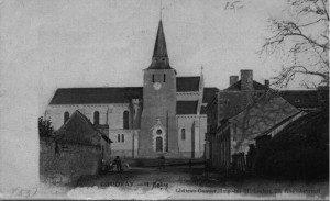 Vue sur l'église, en venant de Daon.