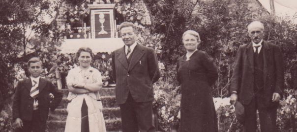 En 1940, le reposoir place de la Brancheraie, au niveau du chemin de la Croix aujourd'hui. (De G à dr). M et mme Constant Avril, M Bluy, Mme M. Louise Edmond et Roger Avril.
