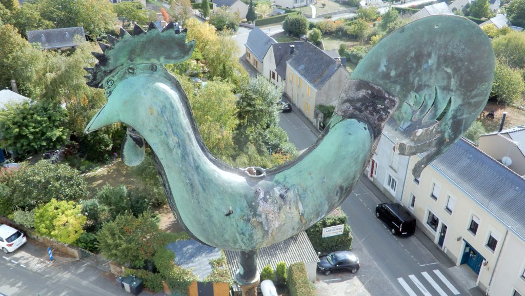 Un Ruban Bleu Est Attaché à Une Route Bordée De Voitures Dans Le